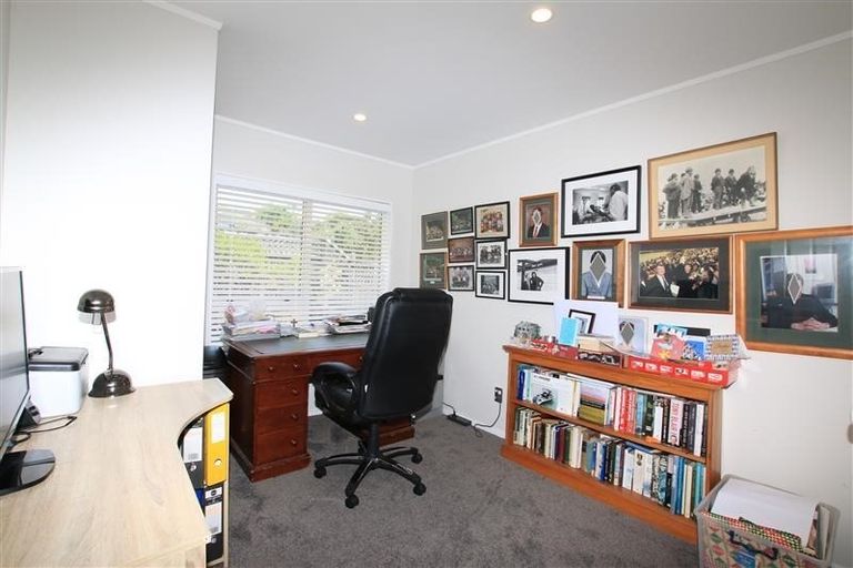 Photo of property in 10 Woodfern Crescent, Titirangi, Auckland, 0604