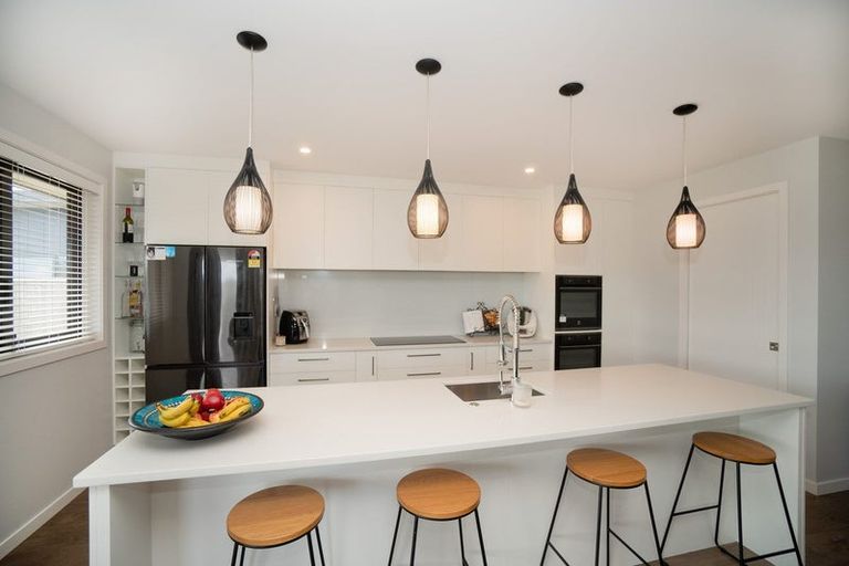 Photo of property in 76 Johnstone Drive, Fitzherbert, Palmerston North, 4410