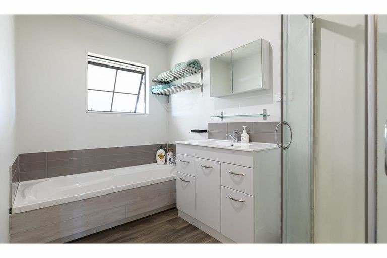 Photo of property in 7 Imperial Place, Henderson, Auckland, 0612