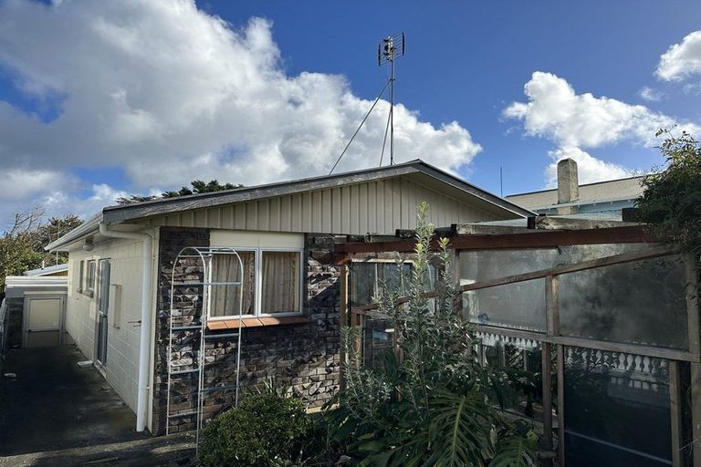 Photo of property in 82 Pioneer Road, Moturoa, New Plymouth, 4310