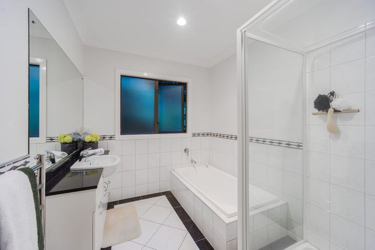 Photo of property in 36 Woodridge Avenue, Northcross, Auckland, 0630