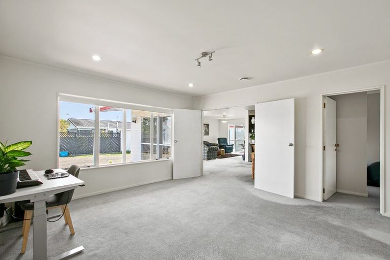 Photo of property in 26 Heta Road, Highlands Park, New Plymouth, 4312