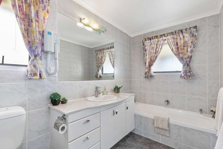 Photo of property in 15 Bella Villa Drive, Waiuku, 2123