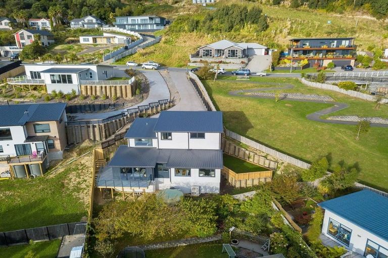 Photo of property in 68 Kakariki Grove, Waikanae, 5036