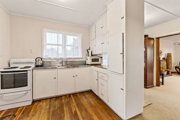 Photo of property in 18 Albert Road, Kelston, Auckland, 0602