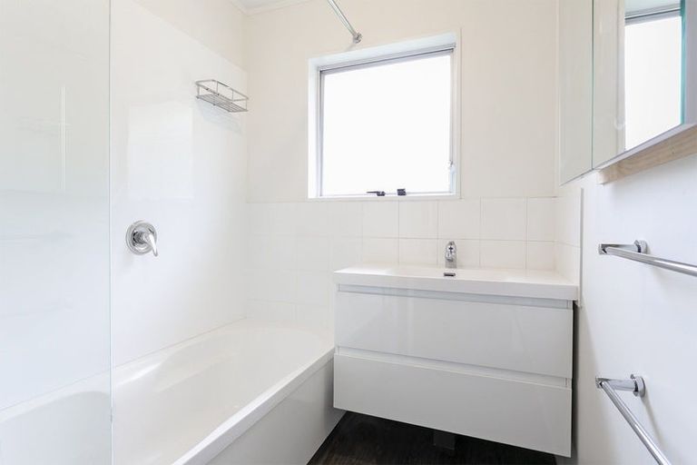 Photo of property in 90 Sunnyside Road, Sunnyvale, Auckland, 0612