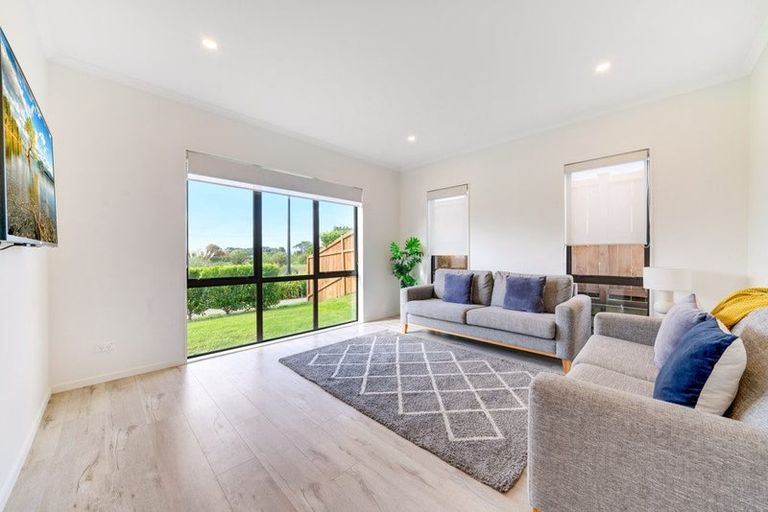 Photo of property in 102 Twin Parks Rise, Papakura, 2110