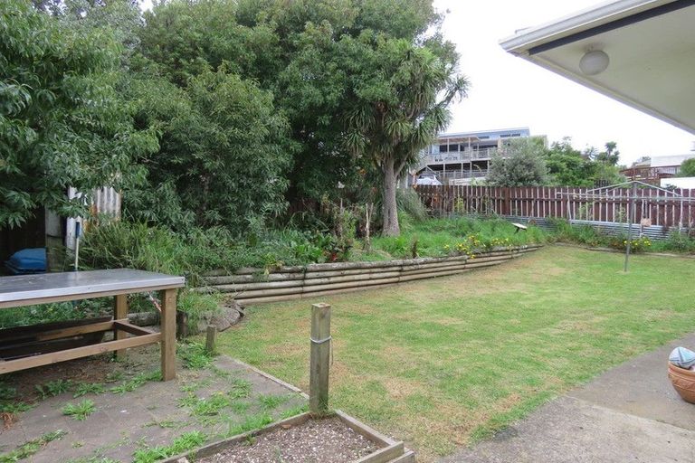 Photo of property in 16 Stratford Drive, Cable Bay, 0420