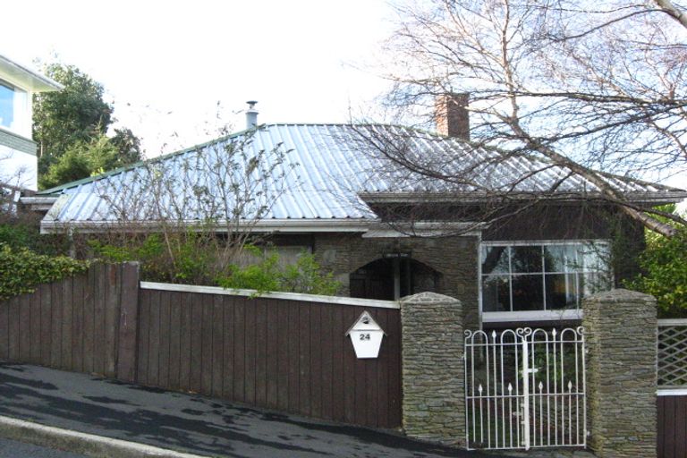 Photo of property in 24 Athol Place, Ravensbourne, Dunedin, 9022