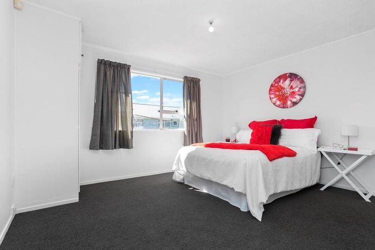 Photo of property in 2/89 Bruce Mclaren Road, Henderson, Auckland, 0612