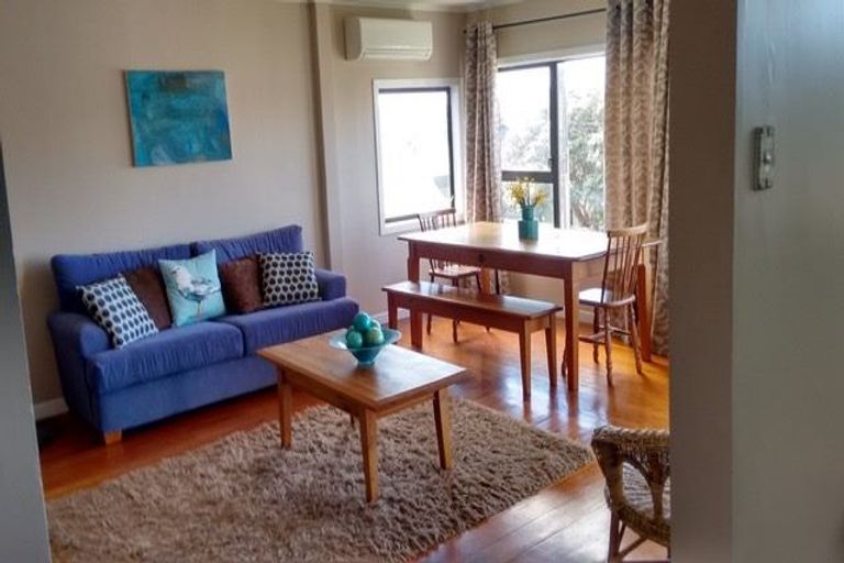 Photo of property in 204 Sutherland Road, Lyall Bay, Wellington, 6022