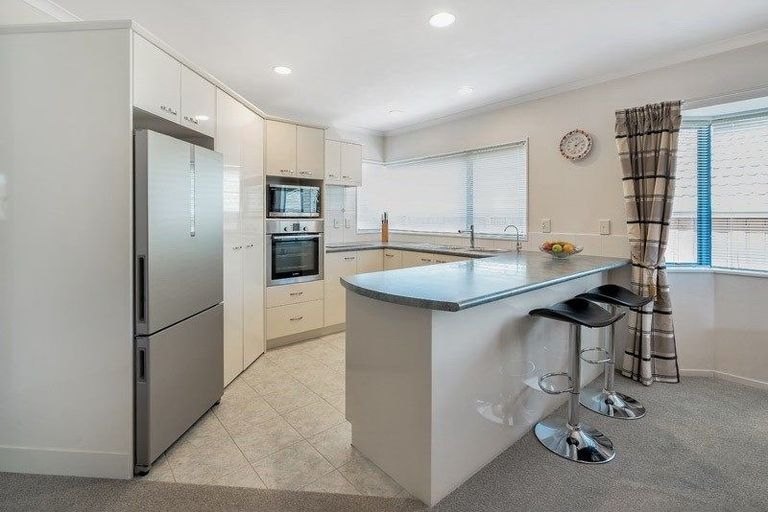 Photo of property in 98 Golfland Drive, Golflands, Auckland, 2013