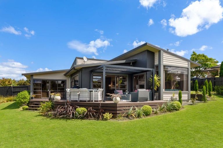 Photo of property in 28 Johnstone Drive, Fitzherbert, Palmerston North, 4410