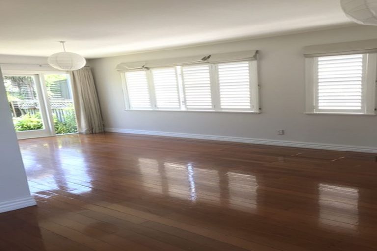 Photo of property in 35 Garreg Road, Fendalton, Christchurch, 8052