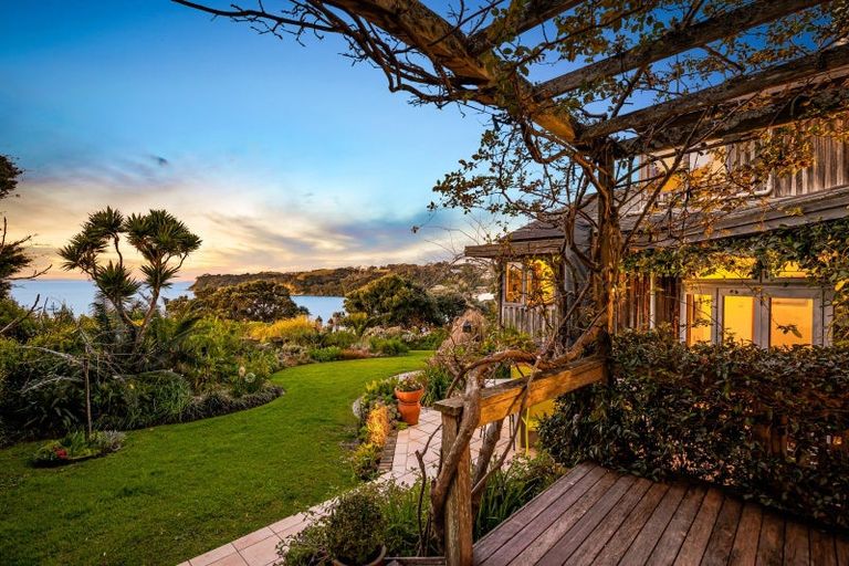 Photo of property in 28 The Crescent, Tindalls Beach, Whangaparaoa, 0930