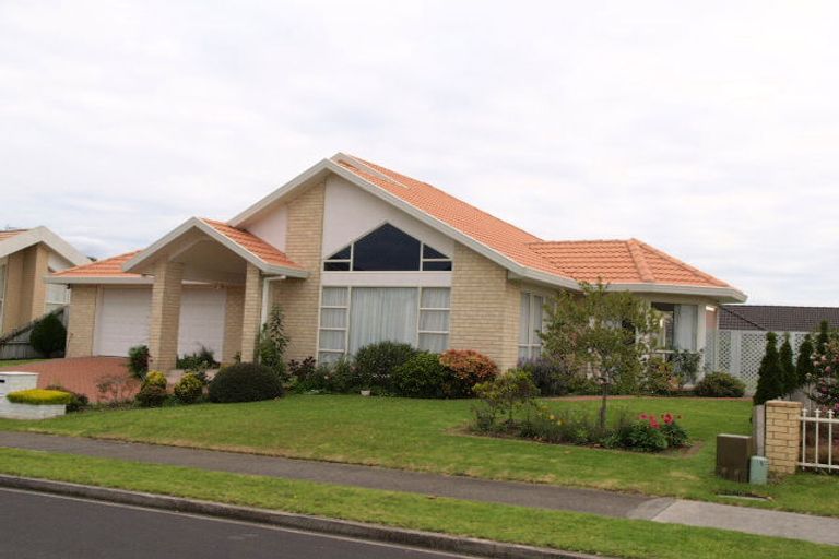 Photo of property in 8 Arrathorne Place, Northpark, Auckland, 2013