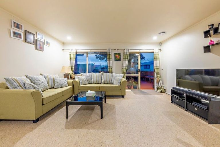 Photo of property in 17 Carlas Way, Ranui, Auckland, 0612