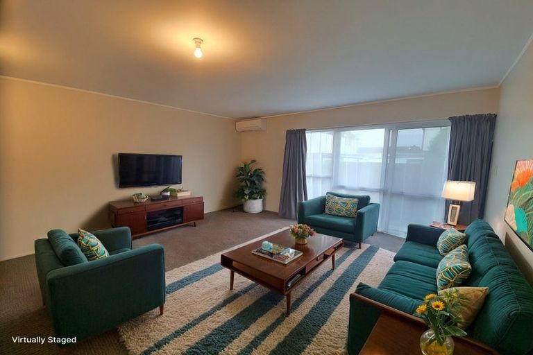 Photo of property in 2/11 Challen Close, Conifer Grove, Takanini, 2112