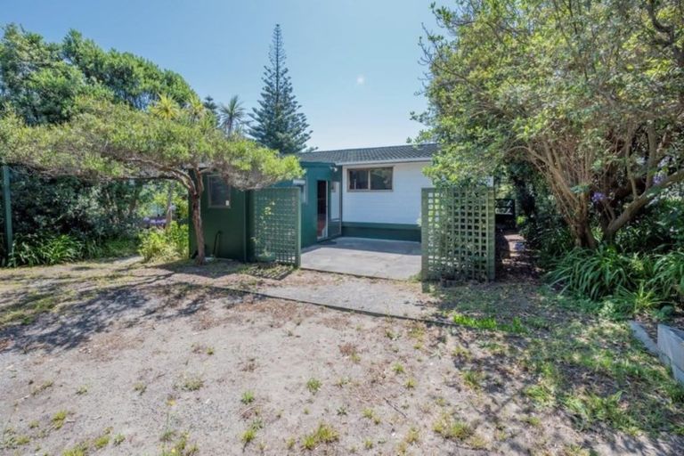 Photo of property in 30 Field Way, Waikanae Beach, Waikanae, 5036