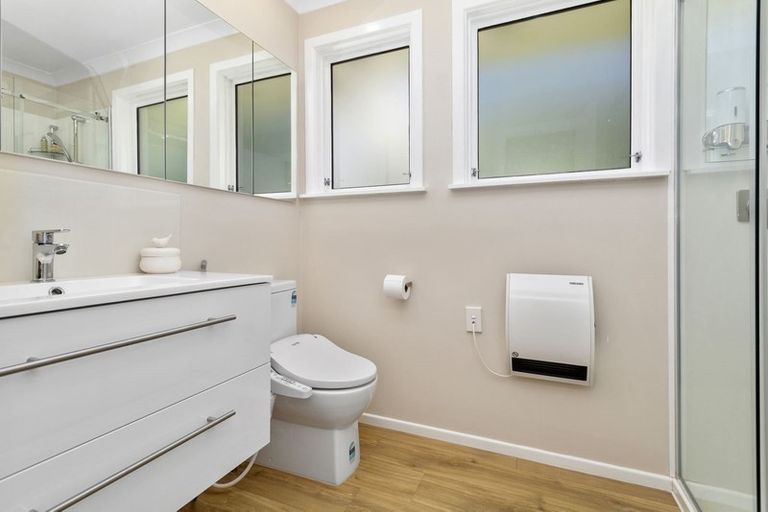 Photo of property in 28 Alwyn Place, Newlands, Wellington, 6037