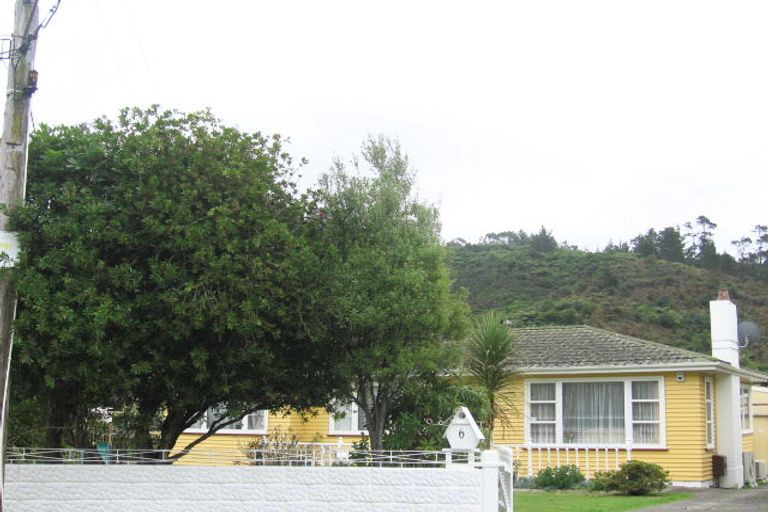 Photo of property in 2 Kapuranga Grove, Stokes Valley, Lower Hutt, 5019