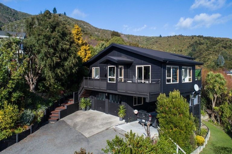 Photo of property in 9 Matai Place, Waikawa, Picton, 7220