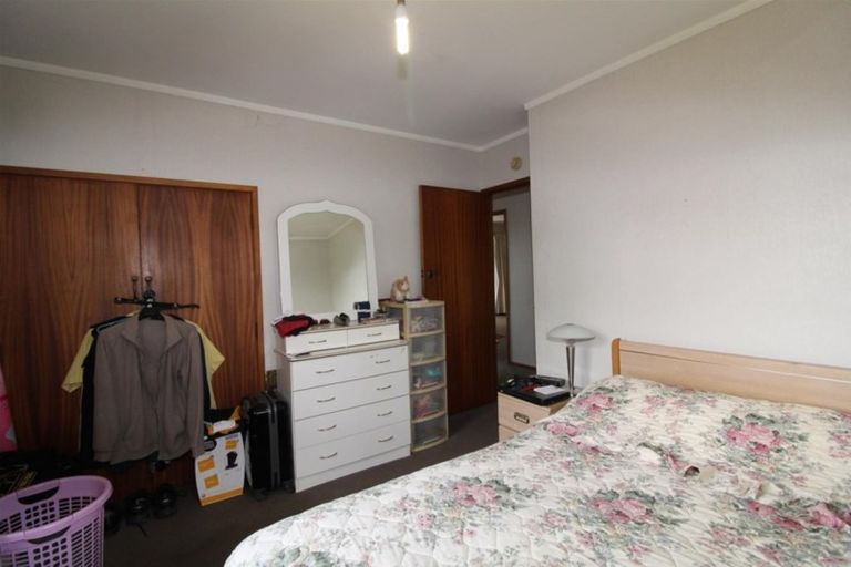 Photo of property in 17 Temuri Place, Glendene, Auckland, 0602