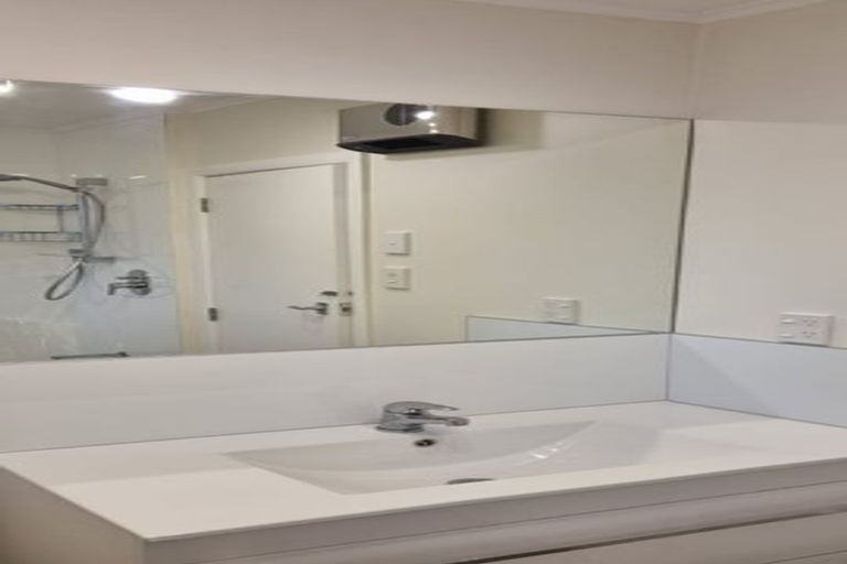 Photo of property in 18 Saulbrey Grove, Woburn, Lower Hutt, 5010