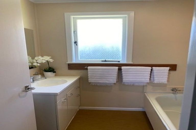 Photo of property in 2/111 Bond Crescent, Forrest Hill, Auckland, 0620