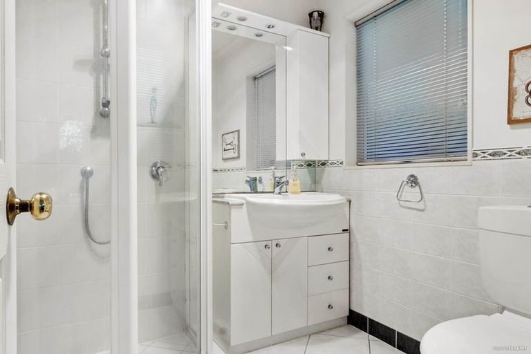 Photo of property in 1b Wakeling Avenue, Te Atatu South, Auckland, 0610