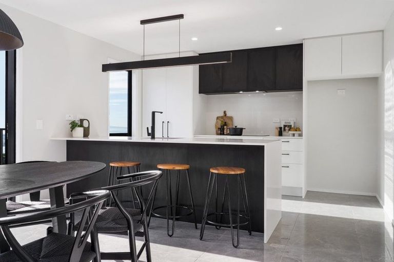 Photo of property in 307a Mount Pleasant Road, Mount Pleasant, Christchurch, 8081