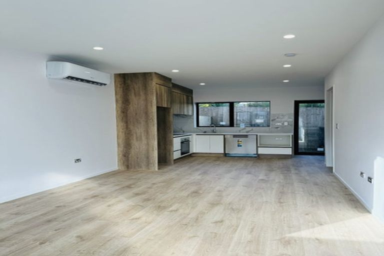 Photo of property in 5/16 Buisson Glade, West Harbour, Auckland, 0618