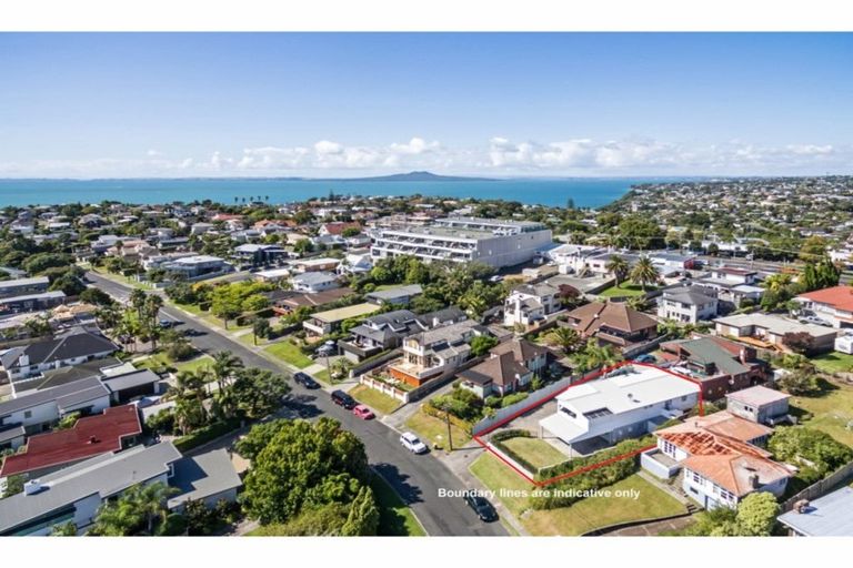 Photo of property in 1/33 Braemar Road, Rothesay Bay, Auckland, 0630