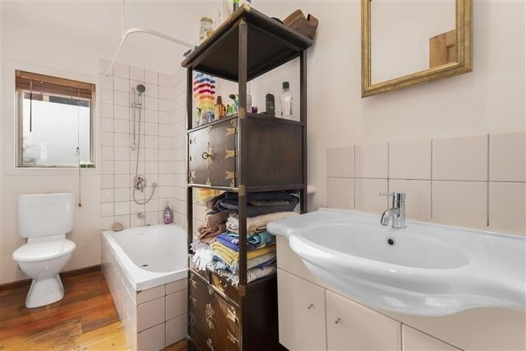 Photo of property in 2 Bowers Road, Glen Eden, Auckland, 0602