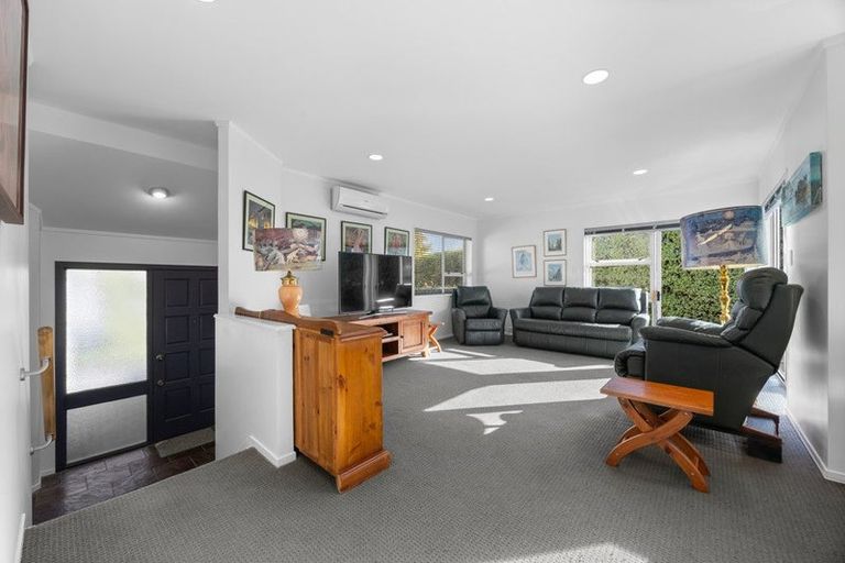 Photo of property in 15 Glucina Avenue, West Harbour, Auckland, 0618