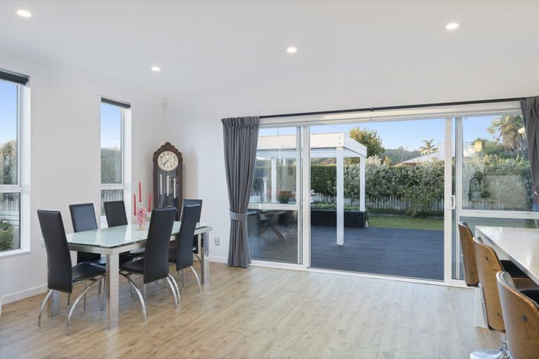 Photo of property in 25 Gilbransen Road, Kumeu, 0810