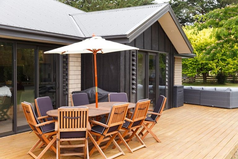 Photo of property in 10 Taumata Rise, Acacia Bay, 3385