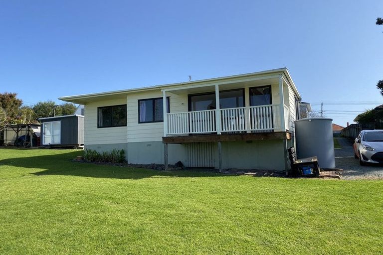 Photo of property in 23 Flanshaw Road, Te Atatu South, Auckland, 0610