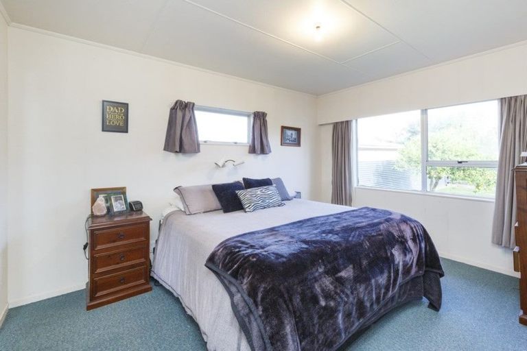 Photo of property in 27 Pinedale Parade, Milson, Palmerston North, 4414