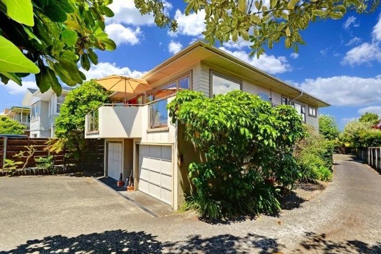 Photo of property in 1/556 East Coast Road, Windsor Park, Auckland, 0630