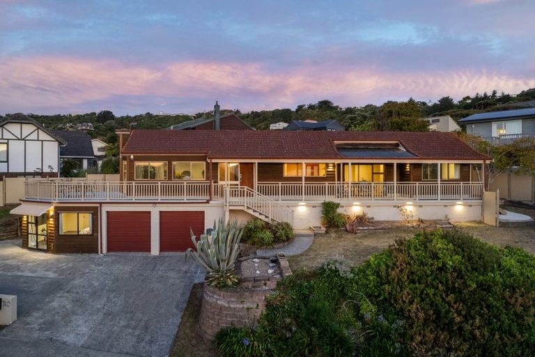 Photo of property in 30 Kinloch Place, Papakowhai, Porirua, 5024