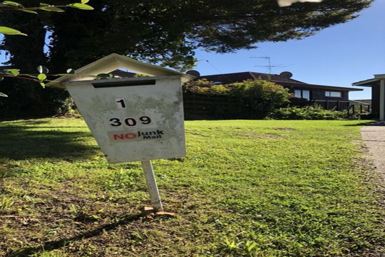 Photo of property in 1/309 Wairau Road, Totara Vale, Auckland, 0627