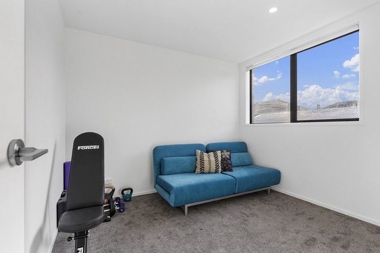 Photo of property in 52e Vodanovich Road, Te Atatu South, Auckland, 0610