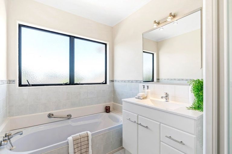 Photo of property in 22 Settlers Grove, Orewa, 0931