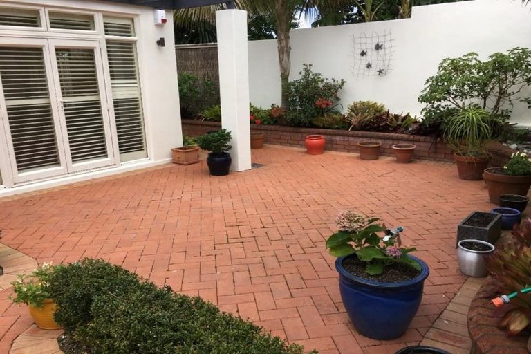 Photo of property in 1a Tizard Road, Birkenhead, Auckland, 0626