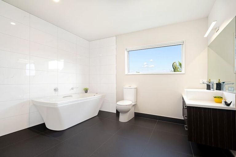 Photo of property in 220 Forest Hill Road, Waiatarua, Auckland, 0612