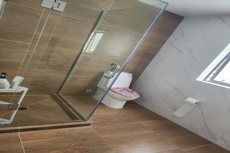 Photo of property in 4223b Great North Road, Glendene, Auckland, 0602