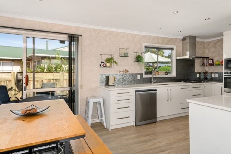 Photo of property in 28 Tennyson Drive, Owhata, Rotorua, 3010