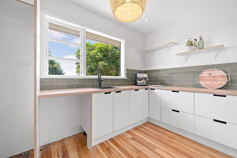 Photo of property in 5 Turville Crescent, Newlands, Wellington, 6037