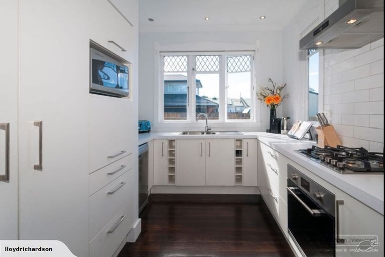 Photo of property in 39 Cambridge Terrace, Waiwhetu, Lower Hutt, 5010